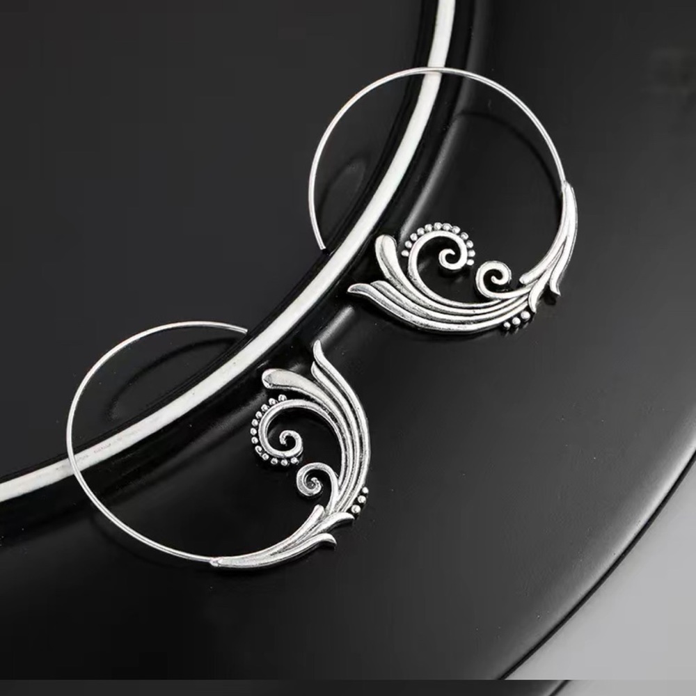 Exquisite Silver Hoop Embellished With Delicate Carved Leaf Vintage Hoops - Picture 5 of 6